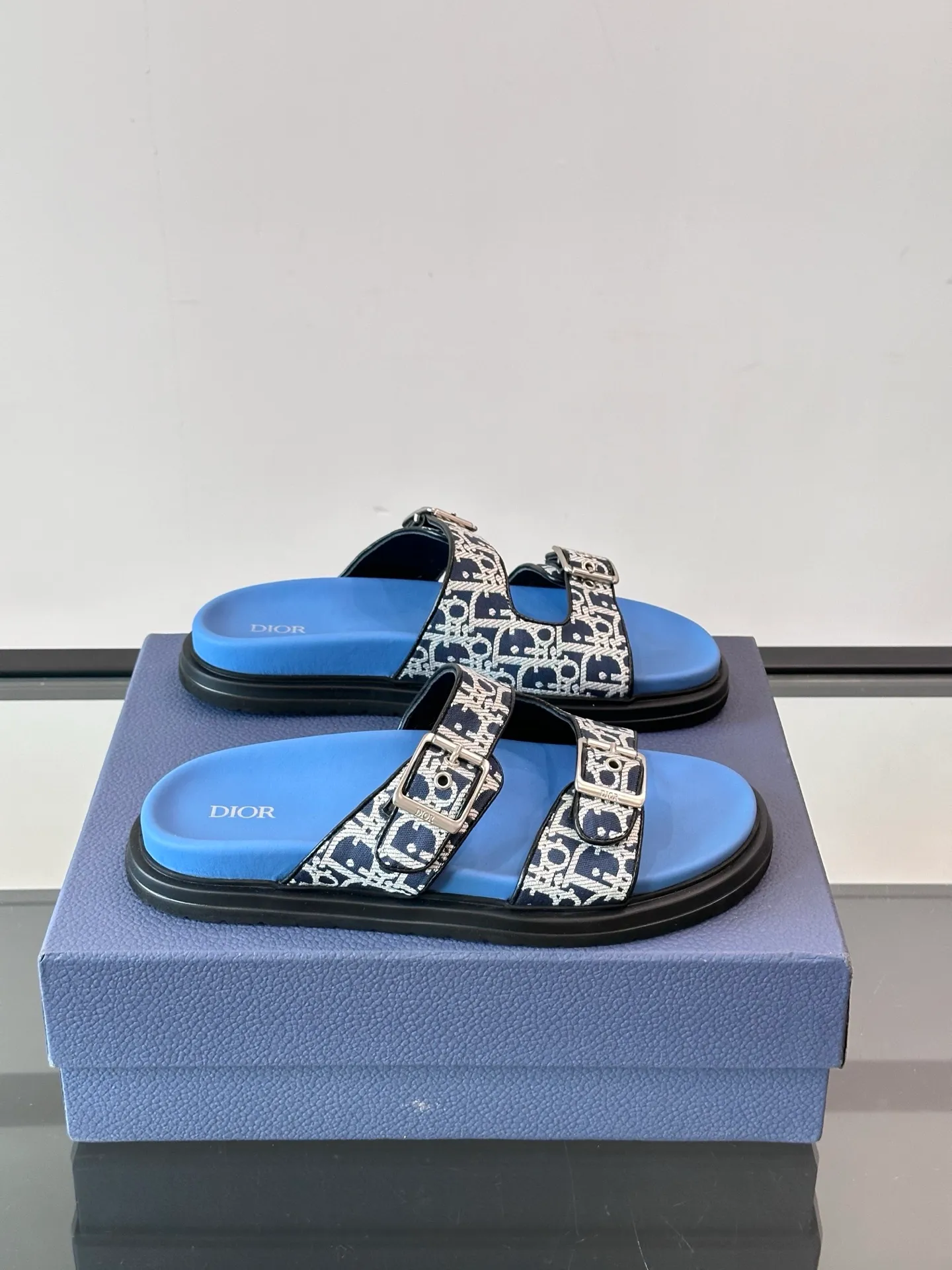 Factory price: 300💰Dior Aqua men's sandals and slippers. Showcasing Dior haute couture design. The Dior gray suede strap is accented with an aluminum Dior buckle for added style. Paired with a comfortable tonal notch sole, they pair easily with shorts or jeans for a sophisticated look. Main body: suede cow leather, technical fabric lining: cow leather, with adjustable straps, aluminum Dior buckle, Dior gray EVA insole, tonal notch rubber outsole splicing structure👌👌 size: 38-44 (45.46 customized)